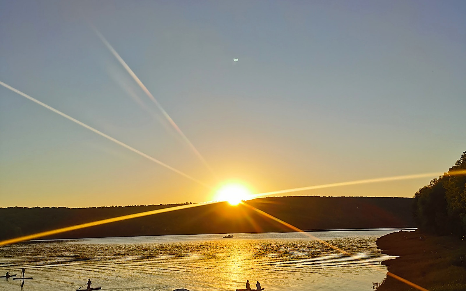 Захід сонця над Дністром, катер і причал біля берега